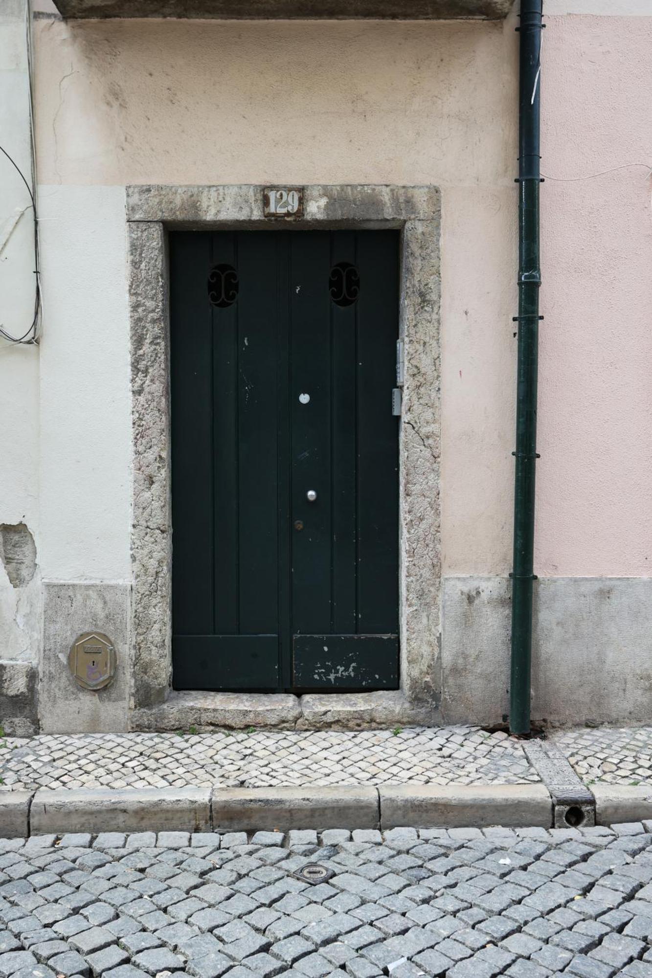 Cozy 3 Bedroom Apt In Lively Bairro Alto Lisbon Exterior photo